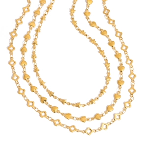 Détail de colliers plaqués or 18K avec trèfle évidé, étoile et breloques cœur