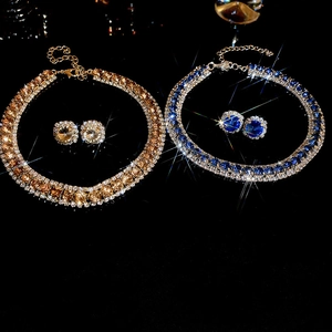 Detailansicht luxuriöser geometrischer Schmucksets mit funkelnden Strasssteinen in Gold und Blau