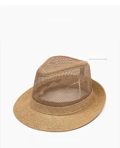 Détail d'un chapeau fedora kaki avec maille respirante et bord en paille tressée fine