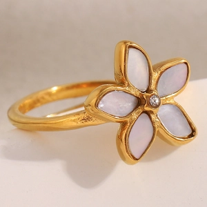 Bague fleur en or 18 carats avec pétales en nacre blanche et cristal central