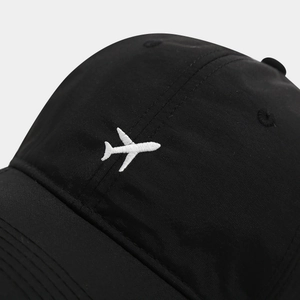 Gros plan de la broderie d'avion sur une casquette de baseball noire à séchage rapide