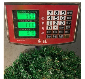 Detailed scale measurement showing a 50cm green PVC Christmas wreath weighing 0.6kg