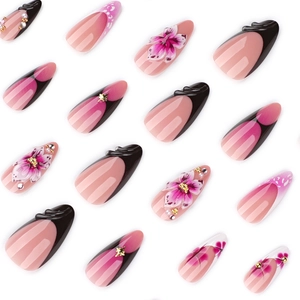 Faux ongles français noirs avec fleurs 3D, perles et strass sur fond blanc épuré