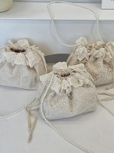 Beigefarbene Spitzen-Beuteltasche mit Perlenriemen und elegantem Blumenmuster