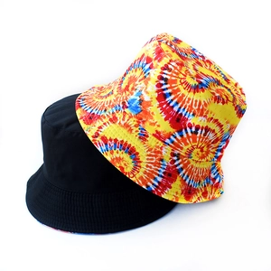 Detailansicht von Fischerhüten aus Baumwolle in Schwarz und buntem Batik-Druckmuster