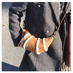 Detail der Halbmondtasche aus Wildleder mit weißem Pelzbesatz und geknotetem Riemen