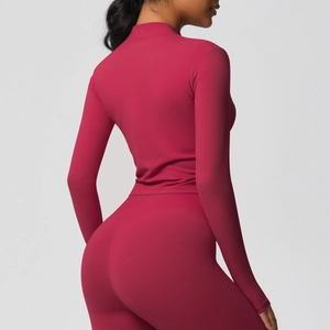 Vue détaillée du dos de la veste de yoga montrant les coutures et le tissu élastique