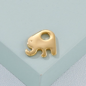 Pendentif éléphant doré poli en acier inoxydable sur un bloc géométrique moderne