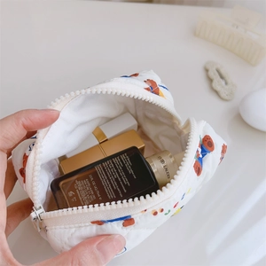 Vue intérieure de la pochette en coton matelassé avec rangement pour maquillage