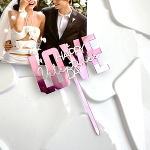 Dettaglio del topper LOVE in acrilico a specchio rosa con scritta Buon San Valentino