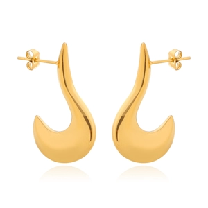 Détail macro de boucles d'oreilles croissant dorées avec finition miroir polie