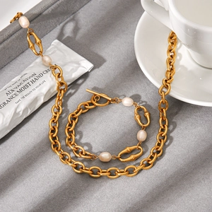 Set gioielli vintage con perle d'acqua dolce e catena dorata su vassoio di velluto grigio
