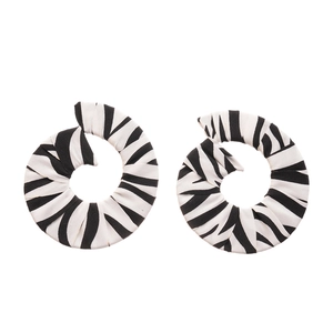 Boucles d'oreilles spirales asymétriques en tissu imprimé zèbre au style bohème