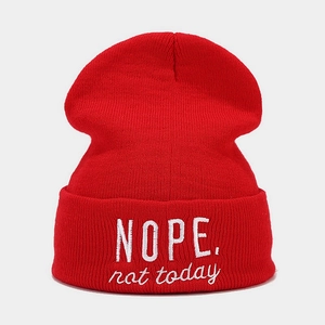 Détail du bonnet rouge en maille avec broderie blanche NOPE not today revers