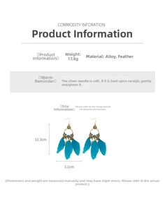 Vue détaillée des boucles d'oreilles bohèmes en plumes bleues et alliage pesant 17,8g