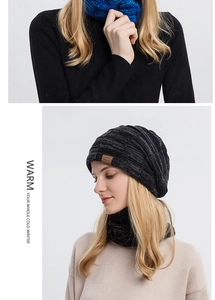 Detailansicht von Strickmütze und Loopschal Set mit Leder-Sportlogo für kalte Wintertage