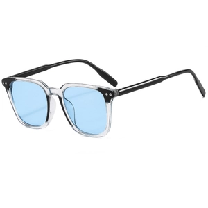 Lunettes de soleil carrées modernes avec montures noir transparent et verres bleu clair