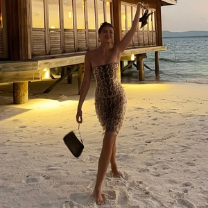 Robe bustier chic à imprimé léopard, coupe ajustée et lien de serrage pour l'été
