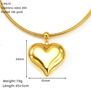 Vue détaillée du collier pendentif cœur plaqué or 18 carats avec dimensions et spécifications
