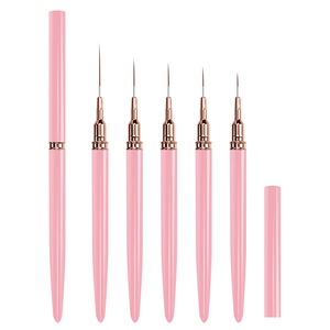 Lot de 5 pinceaux liner pour nail art rose avec embouts en métal or rose sur fond blanc