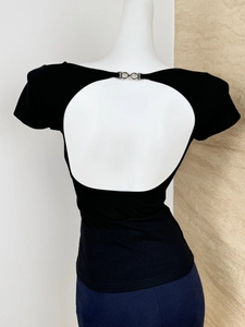 Détail du t-shirt noir dos nu ajusté avec boucle métallique au niveau de la nuque