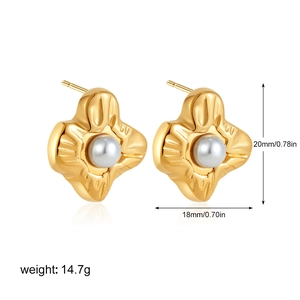 Detail view of 18k gold flower pearl earrings with dimensions 18mm and 20mm