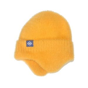 Nahaufnahme der gelben Plüschstrickmütze mit Ohrenschutz und blauem Schneeflockenetikett