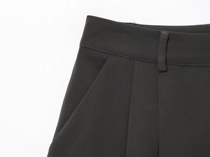 Détails d'une jupe blazer plissée à taille haute avec poche et texture sergée