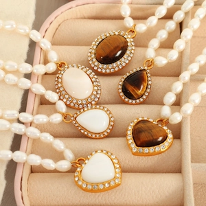 Collana di perle vintage francese con occhio di tigre e pendenti a cuore