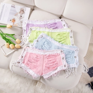 Detalle en plano de shorts vaqueros de colores macaron con cordones laterales y bordes deshilachados