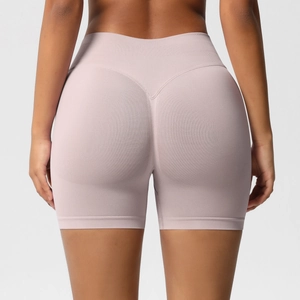 Vue détaillée du short de fitness rose taille haute sans couture avec effet push-up