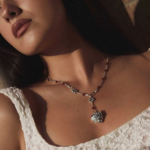 Collier avec pendentif cœur argenté vintage, perles rouges et plaqué or 18 carats
