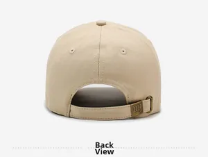 Vue arrière détaillée d'une casquette beige avec boucle en métal réglable et logo ny