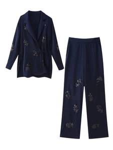 Flachbild von dunkelblauem Anzugset mit Pailletten-Blumenmustern und Bindegürtel-Jacke