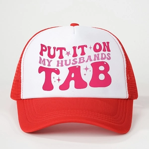 Cappellino trucker rosso e bianco con stampa PUT IT ON MY HUSBANDS TAB e rete