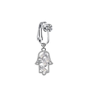 Macro du faux piercing nombril Main de Fatma argentée avec oxydes de zirconium carrés