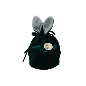 Sachet de mariage en velours vert forêt avec oreilles de lapin et perle dorée
