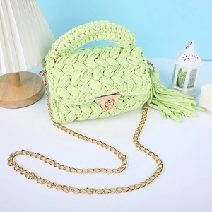 Sac bandoulière tissé vert clair avec chaîne dorée, élégant sac à main pour femme fait à la main.