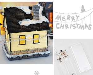 Detailansicht der leuchtenden LED-Weihnachtshaus-Deko mit Batteriefach und Schneetextur