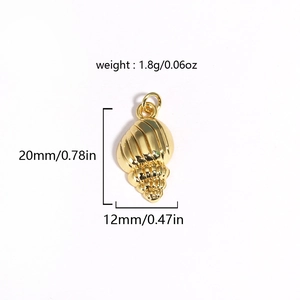 Détail d'un pendentif coquillage doré avec dimensions et spécifications de poids
