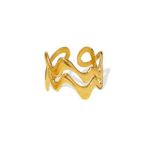 Anello regolabile a doppia onda dorata con design strutturato e irregolare chic