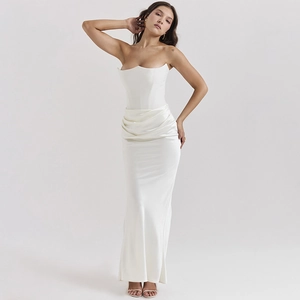 Vue détaillée de la robe longue en satin blanc sans bretelles avec bustier froncé