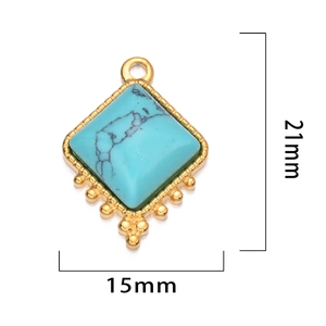 Détail des dimensions du pendentif turquoise carré en monture dorée de 21mm par 15mm