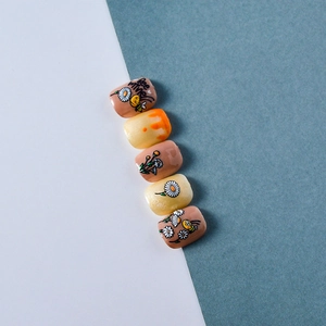 5D stereoscopic bee and daisy nail art stickers with relief texture and 5-piece design