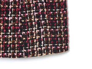 Nahaufnahme der Premium-Tweed-Stoffstruktur mit rosa und dunkel gemischten Fasern