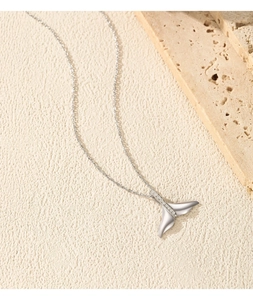 Dettaglio della collana a coda di sirena in argento S925 con zirconi brillanti