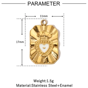 Vue détaillée du pendentif cœur en acier doré et émail blanc avec dimensions précises