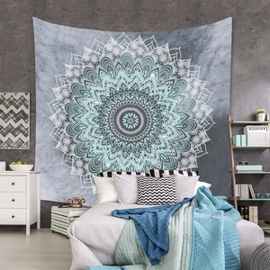 Vue détaillée d'une tapisserie murale mandala bohème avec des motifs floraux bleus et gris