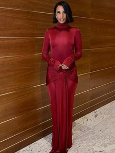 Robe longue élégante en velours rouge avec col montant et ceinture à nouer