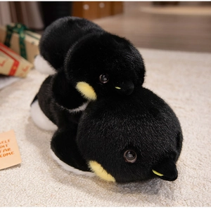 Détail de la texture en peluche douce de deux pingouins empilés pour la décoration